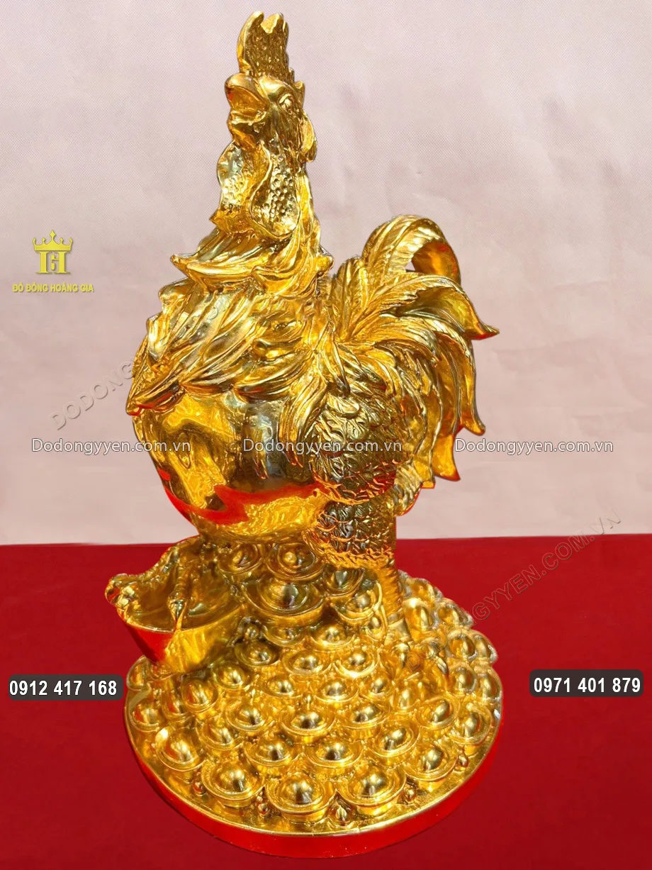 Hình ảnh chính diện của bức tượng